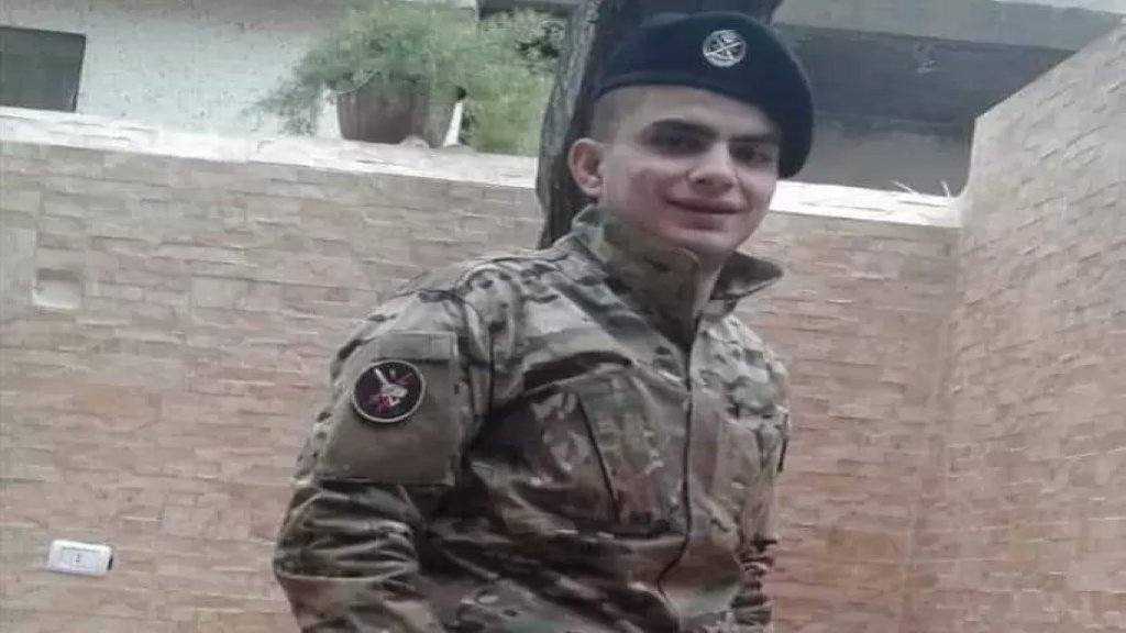 الجيش اللبناني: اليوم وأثناء تنفيذ الجندي طارق الرفاعي نوبة حرس في مركز خدمته في عرسال إنطلق من سلاحه الحربي طلقان ناريان ما أدى إلى وفاته على الفور