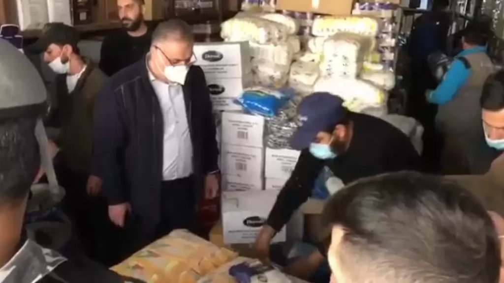 بلدية الغبيري ضبطت في مستودع في الاوزاعي سلع غذائية مدعومة يتم تفريغها بأكياس غير ملصق عليها شعار الدعم لبيعها بأسعار غير مدعومة ومواد منتهية الصلاحية 