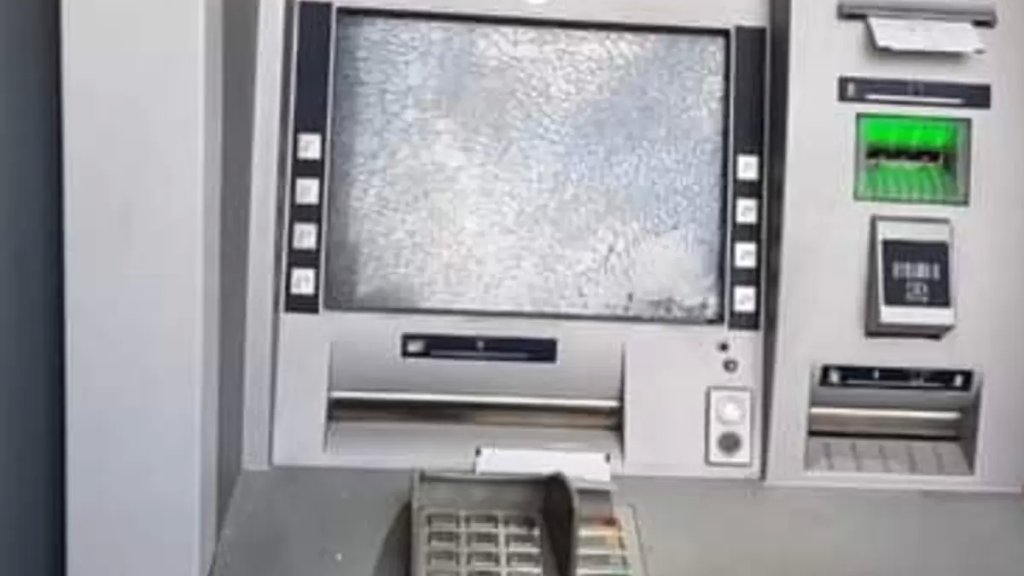 بالفيديو/ مواطن اطلق النار على صراف آلي تابع لاحد المصارف في بعلبك لعدم توافر الأموال فيه!