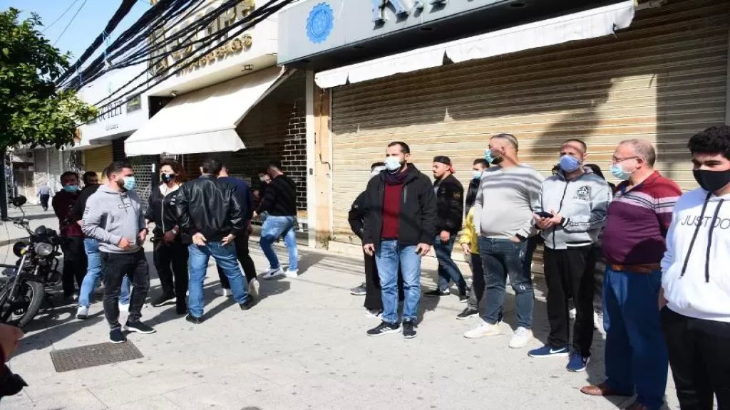 وقفة احتجاجية لتجار صور استنكارا لعدم استثنائهم من قرار الفتح التدريجي