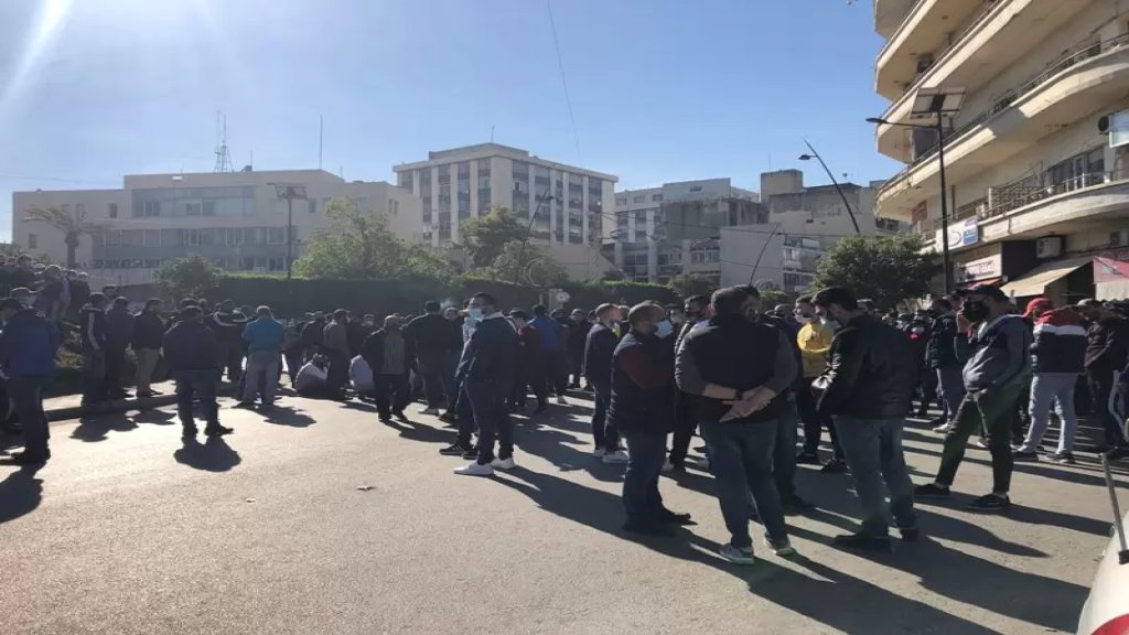 محتجون قطعوا ساحة النجمة في صيدا احتجاجا على عدم شمولهم بقرار تخفيف قيود الاقفال