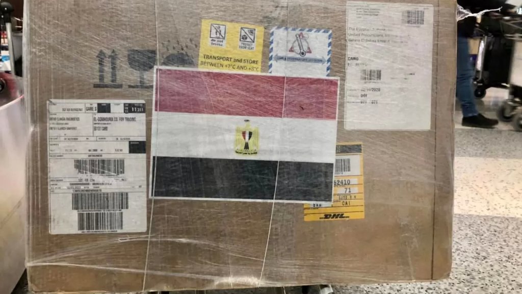 في اطار جسر المساعدات المصرية...وصول شحنة جديدة من عقار ريمديسفير المستخدم في علاج حالات كورونا المتقدمة الى مطار بيروت 