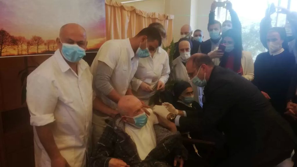 حمد حسن أطلق عملية التلقيح من المتن والمتلقي الاول كاهن كبير في السن