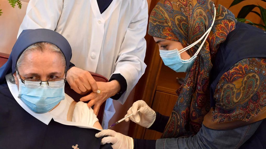 صورة من حملة التلقيح تنتشر عبر مواقع التواصل ..."لبنان الذي اُحب بهذه الصورة"