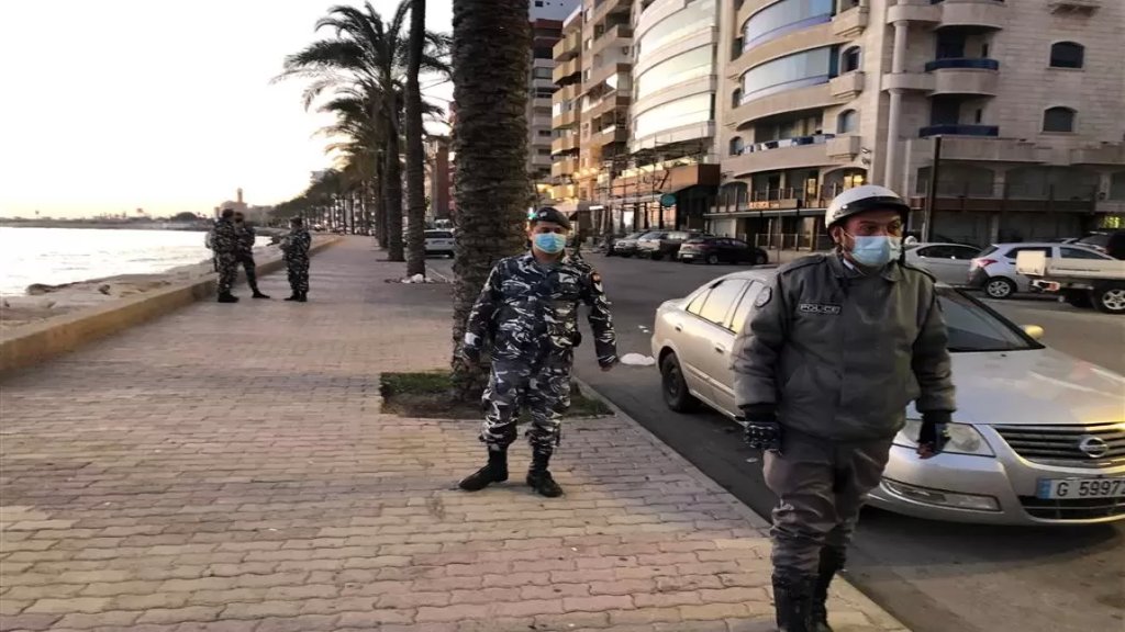 القوى الأمنية تُخلي كورنيش صور البحري من المارة وممارسي الرياضة التزامًا بقرار التعبئة