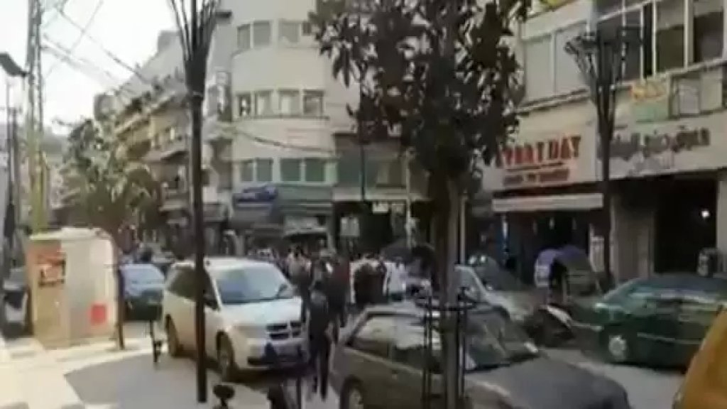 محتجون اقفلوا محال الصيرفة بالقوة في شارع رياض الصلح في صيدا
