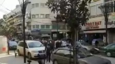 محتجون اقفلوا محال الصيرفة بالقوة في شارع رياض الصلح في صيدا