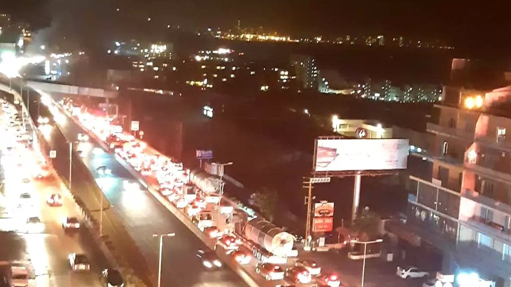 محتجون اقدموا منذ بعض الوقت على إشعال الاطارات عند نزلة جسر يسوع الملك ما تسبب بزحمة سير خانقة على المسلك، وسط انتشار لعناصر الجيش