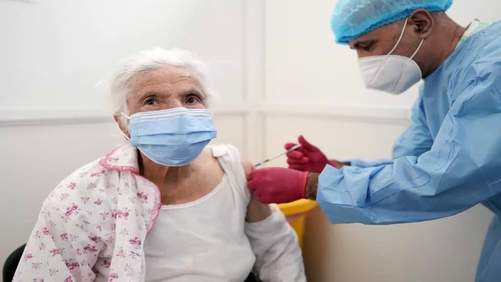 ناجية من سرطان الثدي..أنيسي البالغة من العمر 92 عاماً تلقت لقاح كورونا في مستشفى الحريري: هذا يوم جيد لي ولعائلتي..سنشعر جميعًا بمزيد من الأمان 