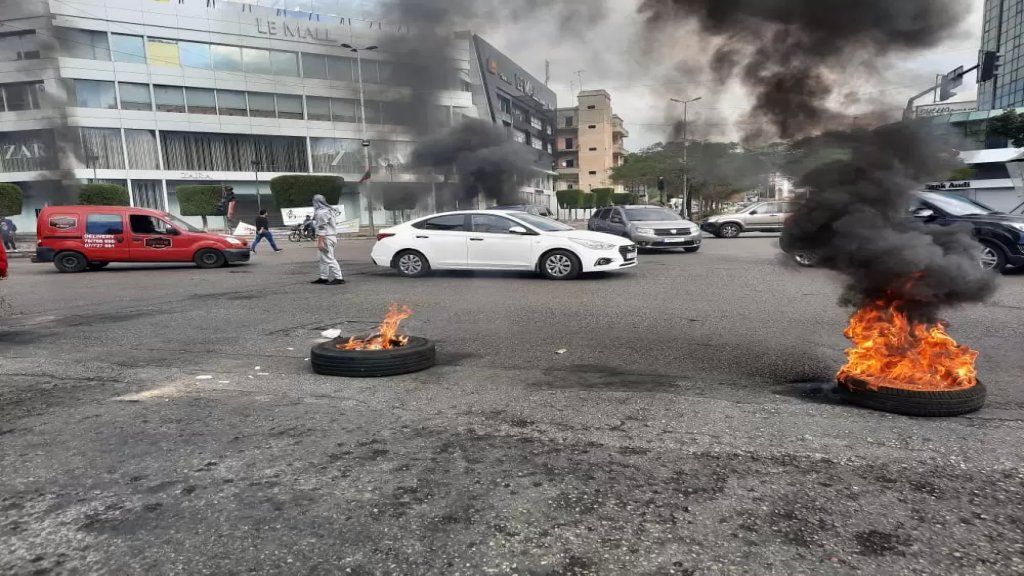 حرق الاطارات عند دوار ايليا في صيدا احتجاجاً على تردي الاوضاع