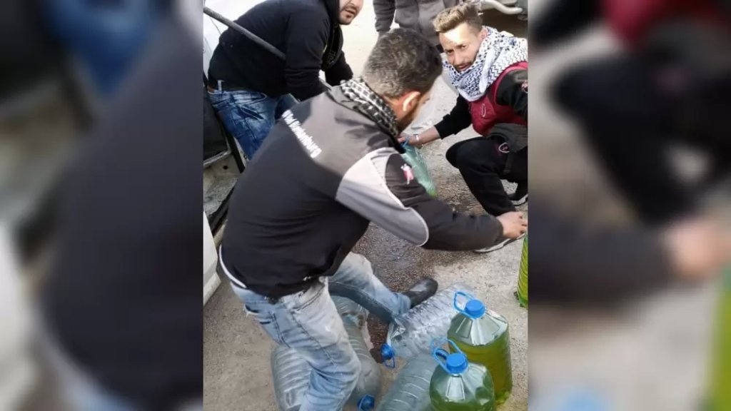 محتجوّن في بلدة ببنين العكارية يوقفون شاحنة تهرّب البنزين المدعوم إلى سوريا.. والجيش يوزّع الكميّات المُصادرة على أهالي المنطقة والفقراء