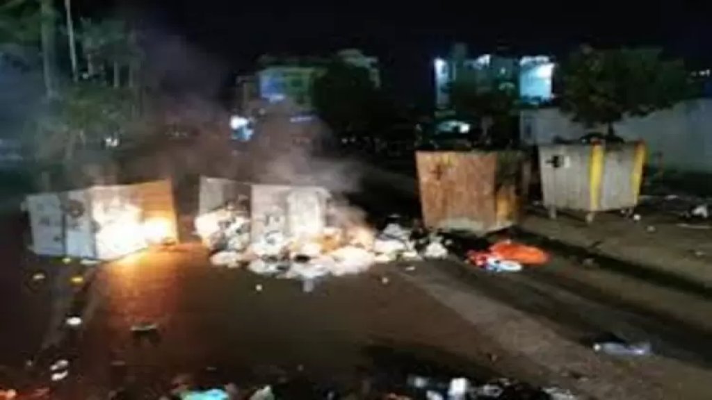 قطع دوار مرجان في صيدا بالإطارات المشتعلة وحاويات النفايات