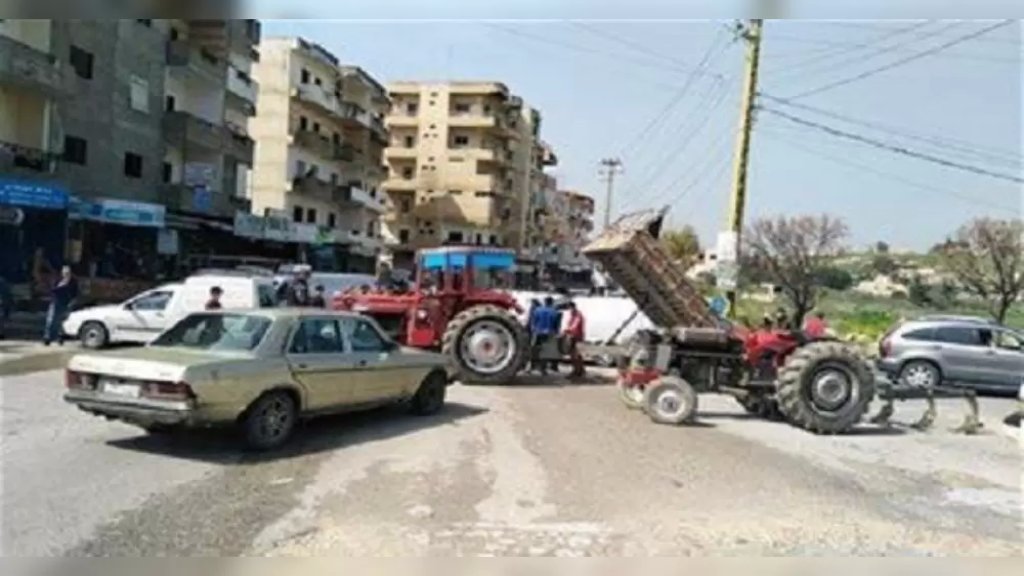 قطع الطريق في بلدة صريفا بالجرارات الزراعية