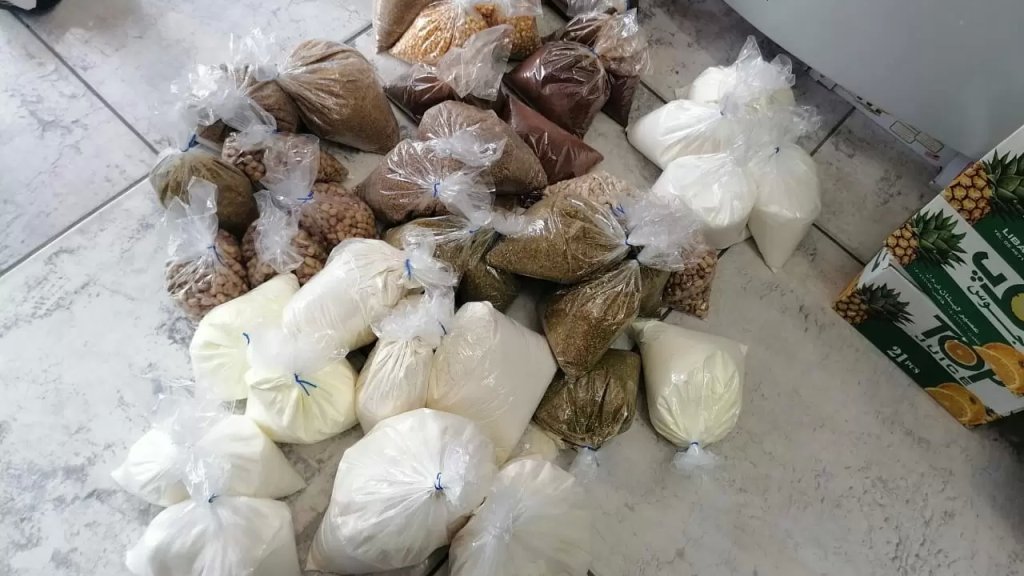 على خلفية عرض مواد غذائية مدعومة بأكياس شفافة... تسطير محضري ضبط وحجز بحق محلين في الشرحبيل 
