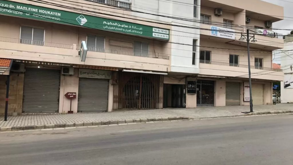 المؤسسات التجارية في البترون أقفلت ابوابها بسبب الارتفاع التصاعدي لسعر صرف الدولار وتهافت للمواطنين على محطات البنزين