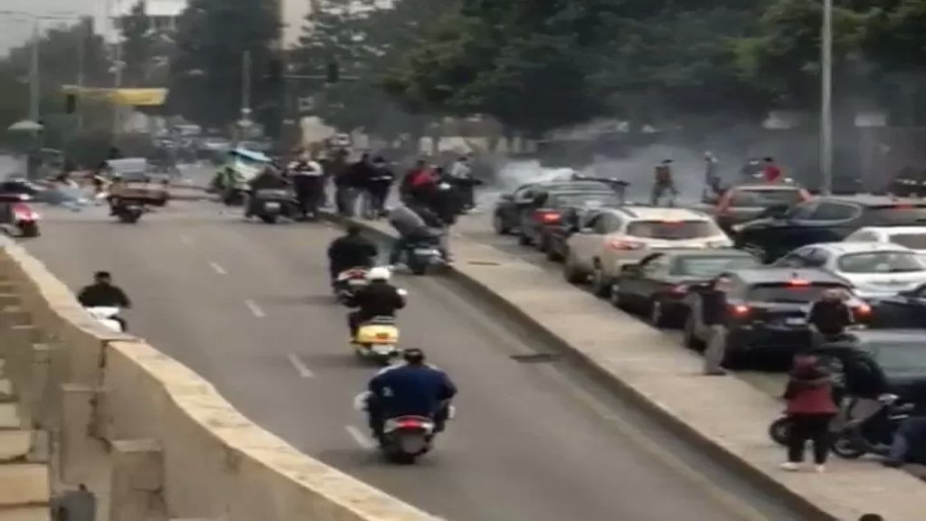 بالفيديو/محتجون قطعوا السير في الطيونة