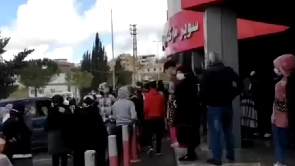 بالفيديو/ إشكال وتضارب أمام سوبرماركت رمال في كفردونين بسبب البضائع المدعومة!