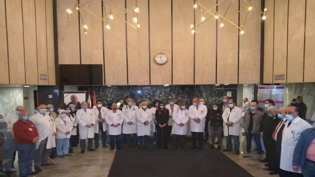 وقفة في مستشفى حمود تحية للطبيب الراحل حسين فواز الذي توفي جراء إصابته بفيروس كورونا.."أنقذ حياة الكثير من المرضى على مدى 32 سنة"