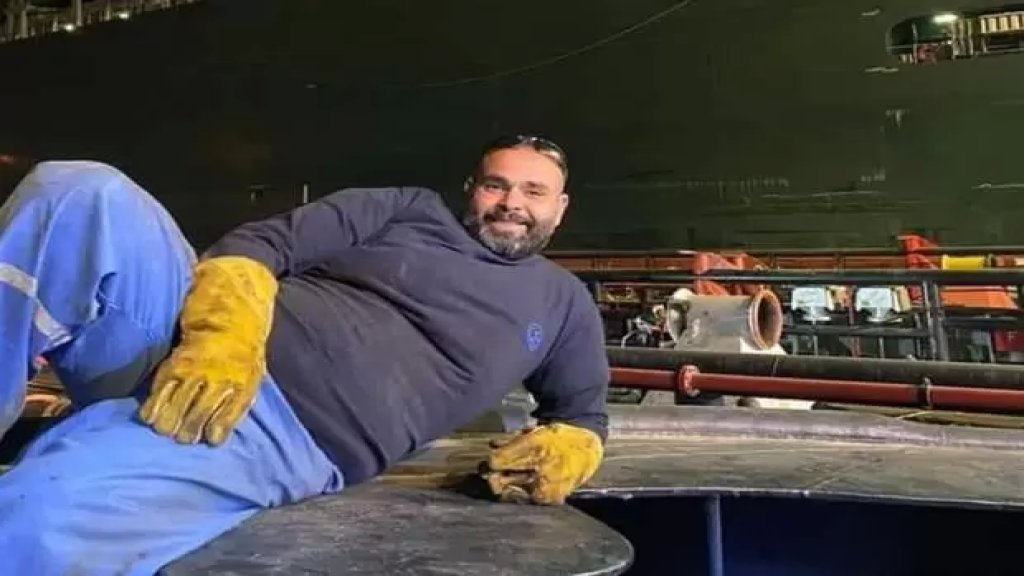 &laquo;الريس عزت&raquo; صاحب احد أشهر الصور بعد تعويم سفينة قناة السويس:&laquo;ماصدقتش نفسي من الفرحة أول ما السفينة تم تعويمها.. لحظتها لم تكن هناك عبارات سوى &laquo;الله أكبر&raquo;&raquo;