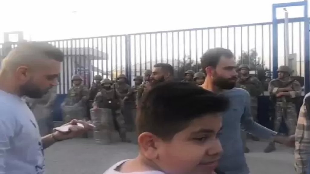 إعتصام أمام معمل دير عمار احتجاجا على التقنين وتوقف اصحاب المولدات الخاصة عن تغذية منطقة المنية بالتيار