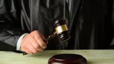 في واقعة غير مسبوقة.. قاضٍ مصري يصدر حكمًا ضد نفسه ويغرم نفسه بسبب رنين هاتفه!