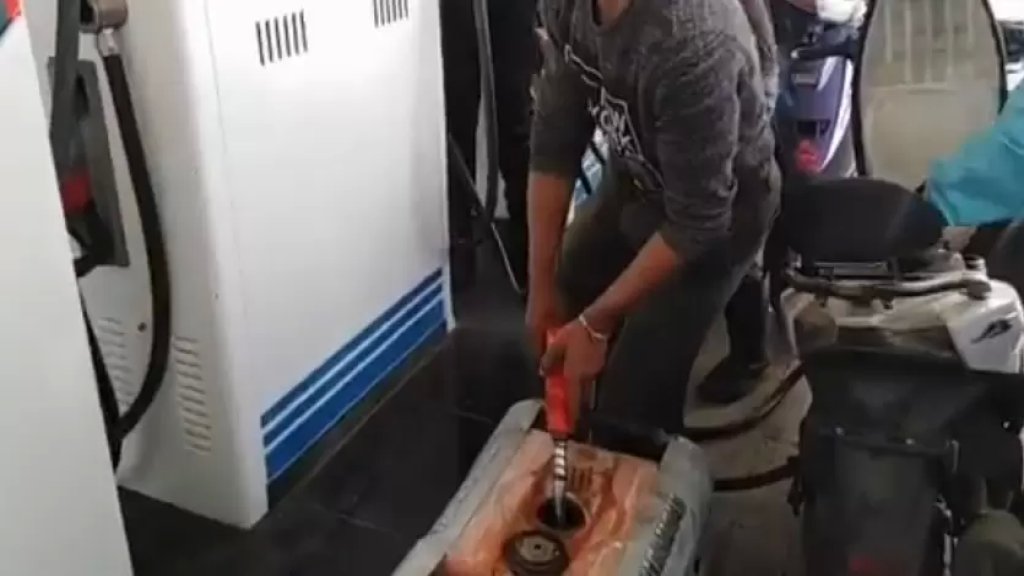 بالفيديو/ بعد رفض تعبئة غالونات البنزين..المولد الكهربائي يحضر "شخصياً" الى المحطة لتعبئته!