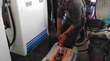 بالفيديو/ بعد رفض تعبئة غالونات البنزين..المولد الكهربائي يحضر "شخصياً" الى المحطة لتعبئته!