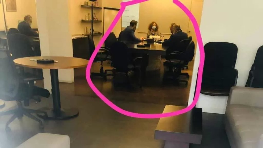 القاضية غادة عون وصلت إلى مكاتب شركة مكتّف للصيرفة في عوكر لإكمال التحقيق رغم صدور قرار بكف يدها عن هذه الملفات من قبل عويدات 