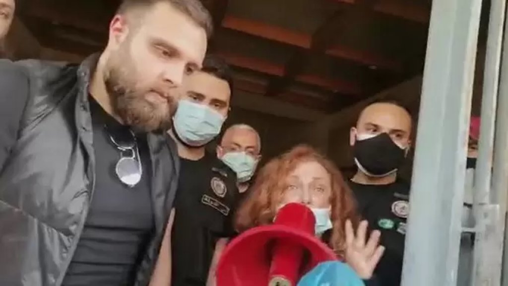 بالفيديو/ القاضية غادة عون للمواطنين الذين يرافقونها: "ما بدنا مشاكل...نحن عم ننفذ مهمة قضائية ما بدنا تطاول على حدا ولا تعدي ع حدا"