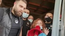 بالفيديو/ القاضية غادة عون للمواطنين الذين يرافقونها: "ما بدنا مشاكل...نحن عم ننفذ مهمة قضائية ما بدنا تطاول على حدا ولا تعدي ع حدا"