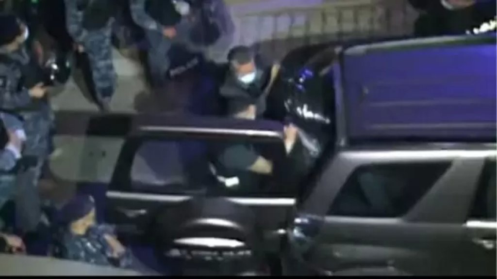 بالفيديو/ لحظة إخراج أجهزة كمبيوتر ومستندات بأكياس نفايات من شركة مكتّف ووضعها مباشرة في سيارة القاضية عون