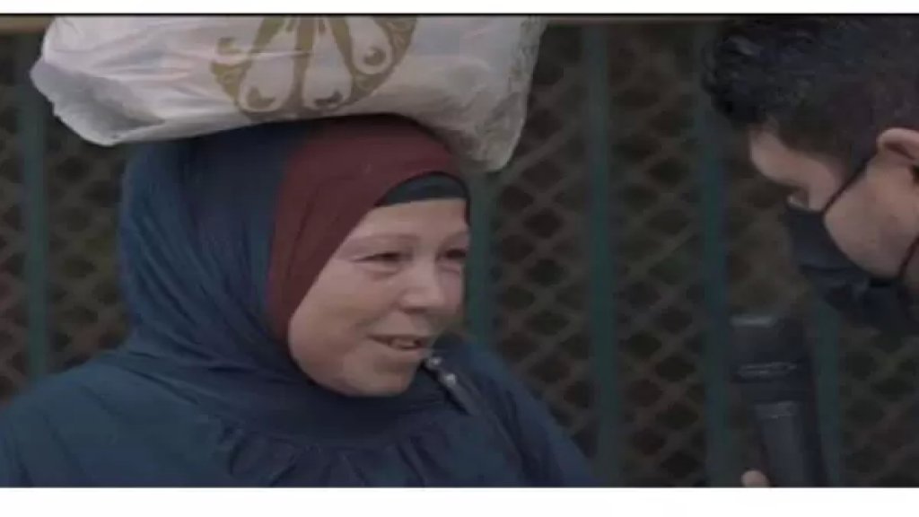 بالفيديو/ "هي الفلوس دي حلال؟ أنا مشقتش بيهم"..سيدة باتت حديث مصر والعالم العربي بعد حصولها على مكافأة مالية! 