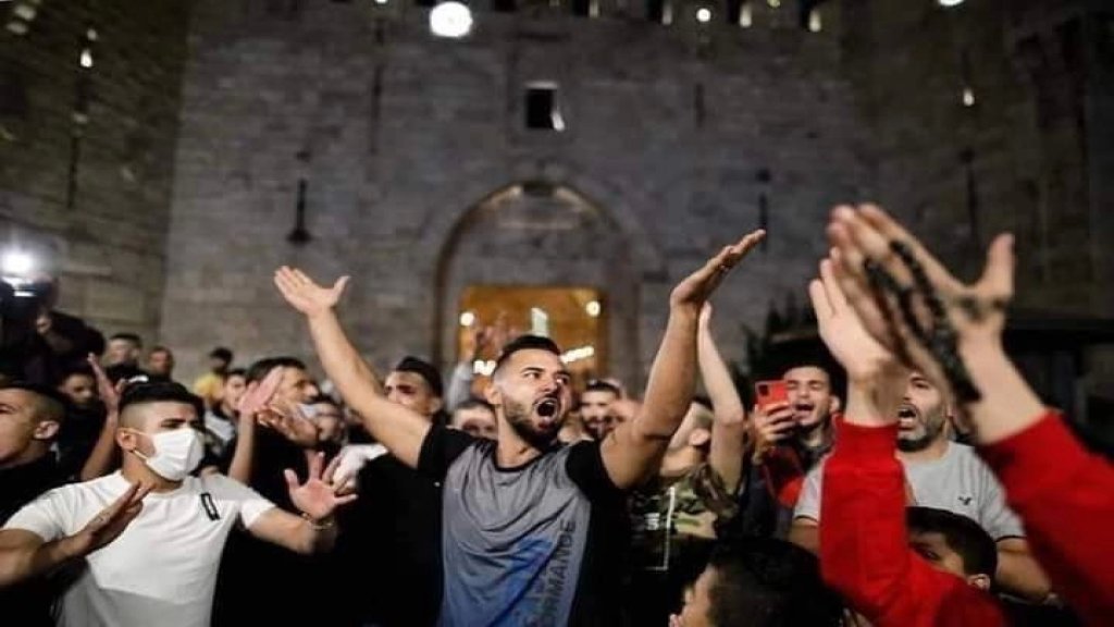 قوات الاحتلال تعتقل صاحب الصورة الشهيرة خلال الاحتفالات في باب العامود من منزله!