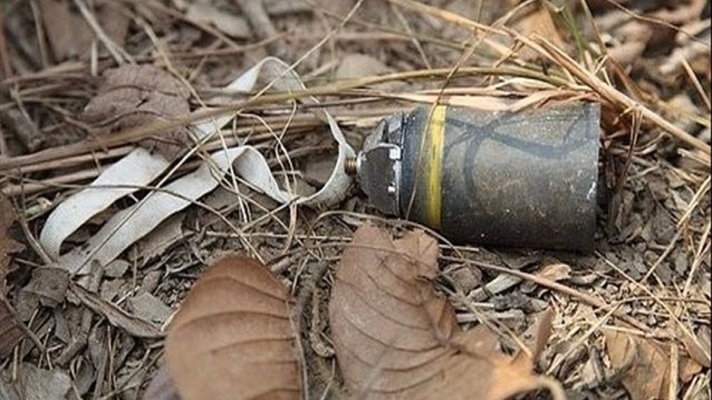 ابن الـ 25 عاماً أصيب بجروح في رجله ووجهه جرّاء انفجار قنبلة عنقودية به في بلدة زوطر الشرقية