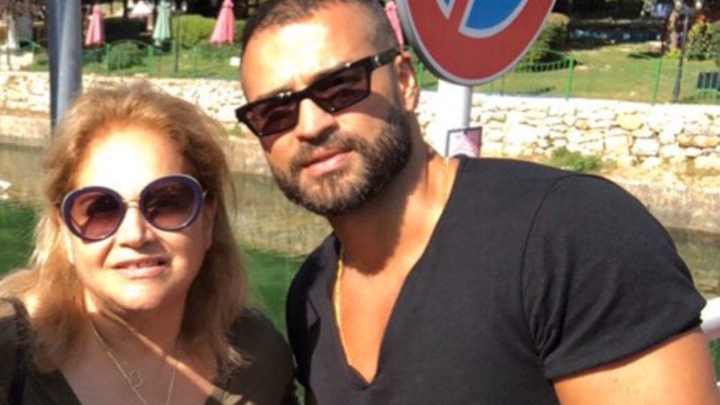  الممثل وسام حنا :"الوالدة عندها عملية مستعجلة ولازم تطّعم وما خليت وسيلة بالقانون ما مشي الحال.. اناشد يلي بيشتغلوا بالسوق السوداء ومستعد ادفع الرقم يلي بيطلبوه"