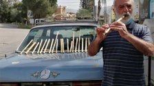 لأن "الشوفرة" في لبنان لم تعد تطعم خبزاً.. سائق تاكسي عاد إلى صناعة المنجيرة "أقله أبعث الفرح للناس في زمن التعاسة السائدة"!