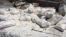 بالصور/ كميّة كبيرة من الطحين مرمية على قارعة الطريق في منطقة الحدت - الكفاءات
