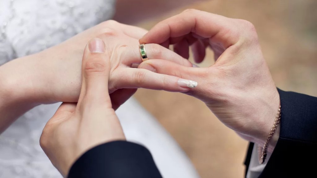 عروس تنسحب من مراسم الزواج وتترك عريسها لان الاخير اخفق بتسميع جدول الضرب 2!