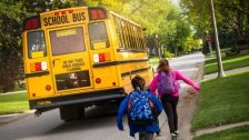 أطفال يُفشلون عملية خطف حافلة مدرسية في أميركا..أطلق سراحهم بعد أن ضايقوه بكثرة أسئلتهم!