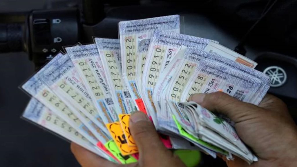 نسيت ورقة يانصيب "رابحة" في جيبها وغسلت الملابس.. فخسرت 26 مليون دولار!
