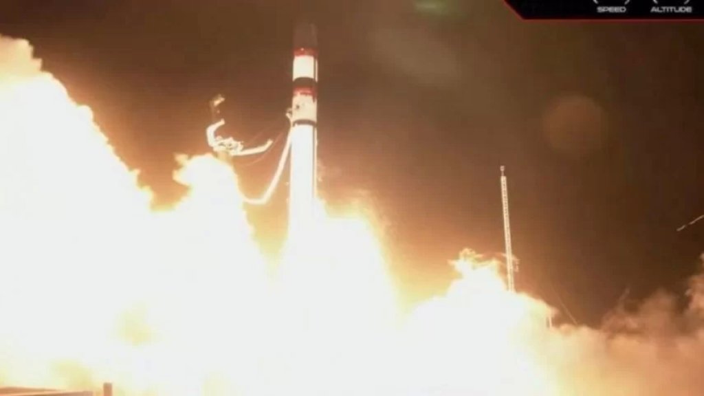 بالفيديو/ بعد الصاروخ الصيني الذي شغل العالم.. صاروخ أميركي يضل طريقه!