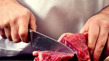 اللحوم المدعومة تغزو السوق بسعر غير مدعوم.. التجار أفرجوا عن اللحوم المخزّنة لبيعها بـ3 أضعاف! (الجمهورية)