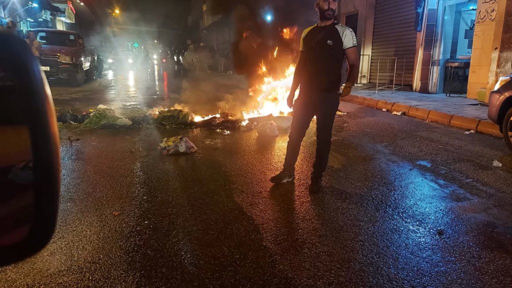 قطع شارع بشارة الخوري في بعلبك بالاطارات المشتعلة احتجاجاً على تردي الأوضاع الاقتصادية والمعيشية