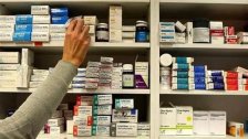 "انفجر الوضع".. خبير اقتصادي يكشف: جهات معينة تستفيد من تجارة الأدوية