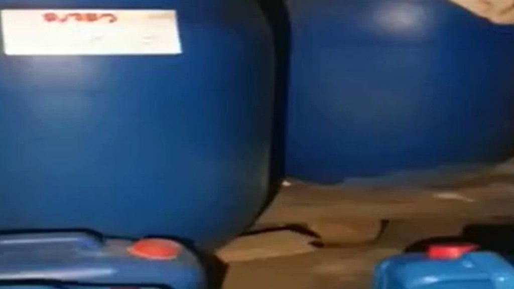 ضبط مستودع للمحروقات في احدى بلدات عكار الحدودية وصاحبه على صلة بشخصية سياسية نافذة... عثر في المخزن على كمية تكفي المنطقة لعدة أشهر (لبنان 24)