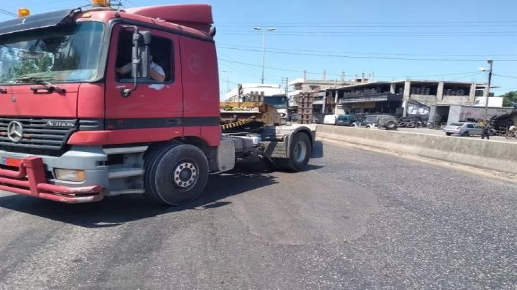قطع أوتوستراد المنية الدولي في الإتجاهين عند محلة المخاضة بالشاحنات