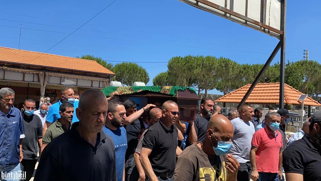 بالصور والفيديو/ كرست حياتها لأجل عائلتها.. بنت جبيل تودع الحاجة سمية سمحات - أم راشد إلى مثواها الأخير