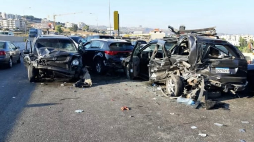 بالفيديو/ حادث مروع على اوتوستراد السعديات باتجاه الجية.. سقوط 6 جرحى نتيجة تصادم بين 7 مركبات!