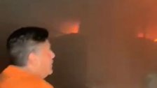 بالفيديو/ الدفاع المدني عمل على السيطرة على الحريق في معمل في محيط مرفأ بيروت لجهة الكرنتينا