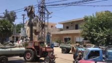  محتجون قطعوا الطريق العام في ساحة بركة ميس الجبل بالجرارات الزراعية والصهاريج احتجاجا على عدم تزويدهم بالمحروقات